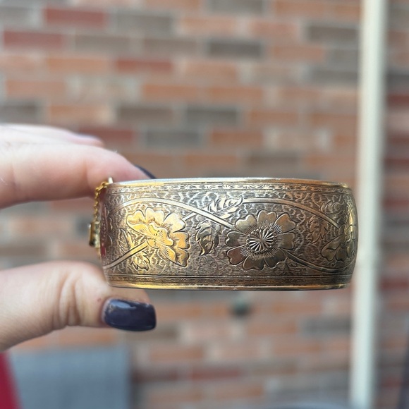 Vintage Victorian Floral Design Goldtone Statement Bangle - Picture 2 of 9